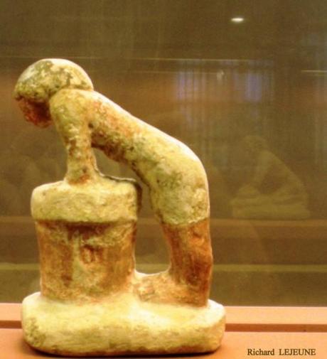 SALLE 5 - VITRINE 6, CÔTÉ NORD : 1. TROIS FIGURINES DE CALCAIRE ... E-25212---Brasseur-de-biere.jpg