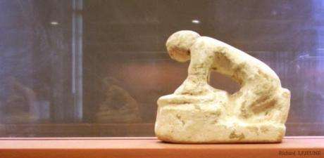 SALLE 5 - VITRINE 6, CÔTÉ NORD : 1. TROIS FIGURINES DE CALCAIRE ... E-17238---Boulangere.jpg