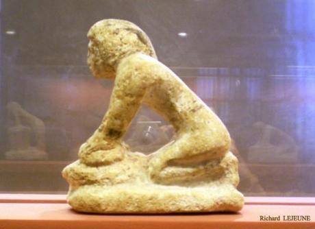 SALLE 5 - VITRINE 6, CÔTÉ NORD : 1. TROIS FIGURINES DE CALCAIRE ... E-25213---Boulangere.jpg