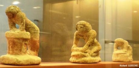 SALLE 5 - VITRINE 6, CÔTÉ NORD : 1. TROIS FIGURINES DE CALCAIRE ... E-25212---E-25213-et-E-17238.jpg