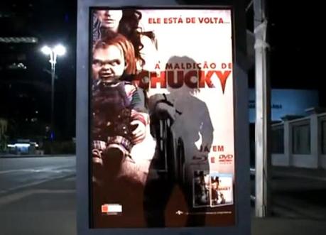 La poupée Chucky terrorise des gens à un arrêt de bus