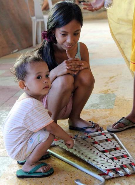 Distribution de kits d’hygiène dans un centre d’évacuation Distribution de kits d’hygiène dans un centre d’évacuation