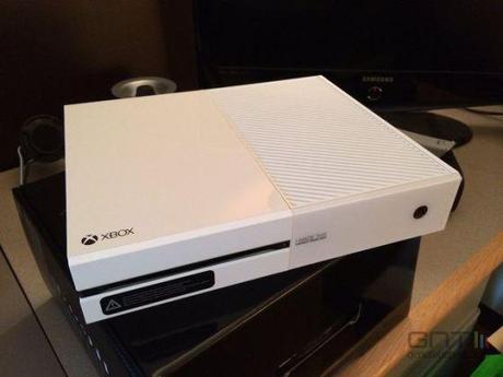 Le déballage de la Xbox One blanche ! xbox-one-blanche-3_09028001E001502152