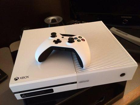 Le déballage de la Xbox One blanche ! 1385020595-white-xbox-one