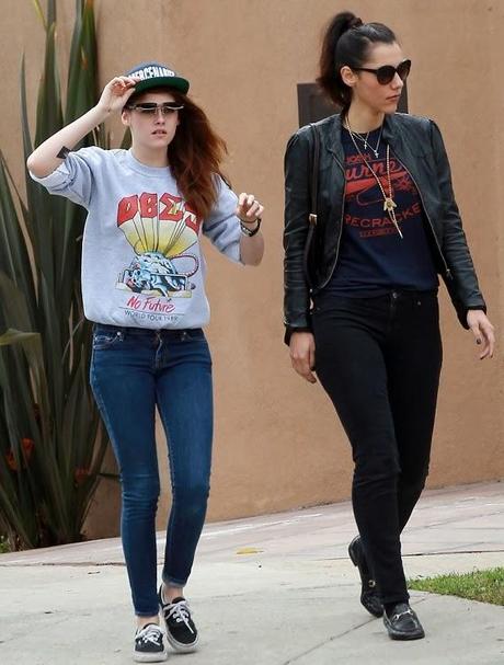 Kristen Stewart se ballade avec une amie à Los Angeles - 23.11.2013