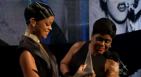 Rihanna reçoit l'Icon Award aux AMA 2013