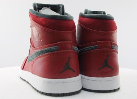 Air Jordan 1 Retro High Premier Varsity Red Dark Army air-jordan-1-high-retro-premier-varsity-red-dark-army-04