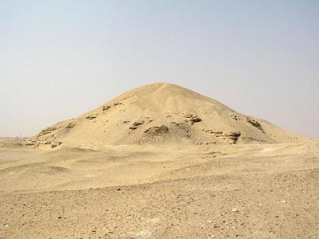 Est-ce un voyage initiatique ? L'homme se construit et apprend autant sur lui même que sur les autres ? Sinoué, questionné mais heureux !... (3) En Égypte ancienne ! AmenemhetIPyramid.jpg