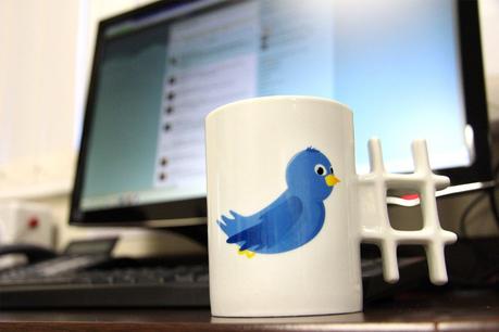 Le mug Twitter, pour les accros du réseau mug twitter ordinateur produit geek gkdv geekndev