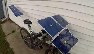 Terry Hope a construit son propre vélo électrique sans batterie, alimenté seulement par des panneaux solaires.