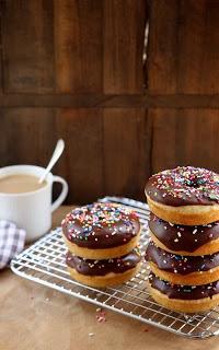 Donuts cuits au four avec glaçage au chocolat Donuts cuits au four avec glaçage au chocolat