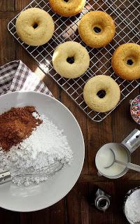 Donuts cuits au four avec glaçage au chocolat Donuts cuits au four avec glaçage au chocolat