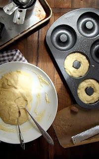 Donuts cuits au four avec glaçage au chocolat Donuts cuits au four avec glaçage au chocolat