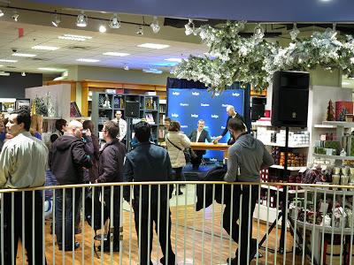 CHRIS HADFIELD en visite à Montréal - Librairie INDIGO... CHRIS HADFIELD en visite à Montréal - Librairie INDIGO...