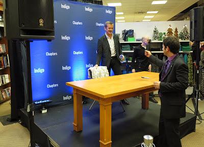 CHRIS HADFIELD en visite à Montréal - Librairie INDIGO... CHRIS HADFIELD en visite à Montréal - Librairie INDIGO...