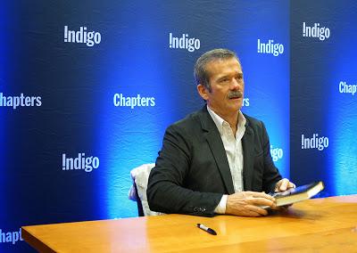 CHRIS HADFIELD en visite à Montréal - Librairie INDIGO... CHRIS HADFIELD en visite à Montréal - Librairie INDIGO...