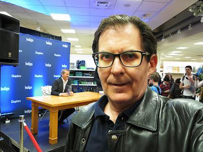 CHRIS HADFIELD en visite à Montréal - Librairie INDIGO... CHRIS HADFIELD en visite à Montréal - Librairie INDIGO...