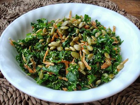 Salade de kale & bette à carde avec graines de citrouilles rôties