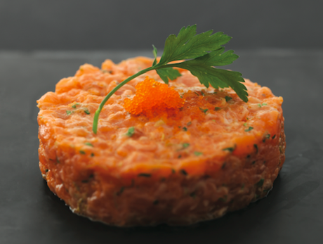 TARTARE DE SAUMON NEW STYLE : Saumon finement haché relevée d’une sauce Robuchon