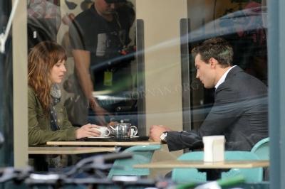 Tête à tête entre Christian et Anastasia dans le café CS4