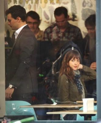 Tête à tête entre Christian et Anastasia dans le café CS0