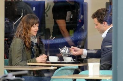 Tête à tête entre Christian et Anastasia dans le café CS6