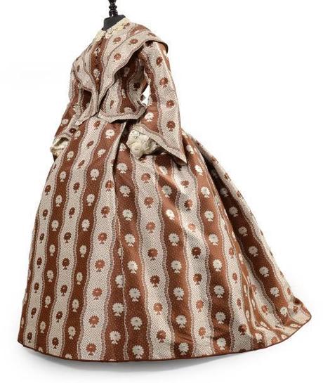 Vente d’étoffes, papiers peints, costumes et haute-couture Robe vers 1855
