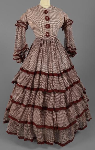 Vente d’étoffes, papiers peints, costumes et haute-couture Robe vers 1850