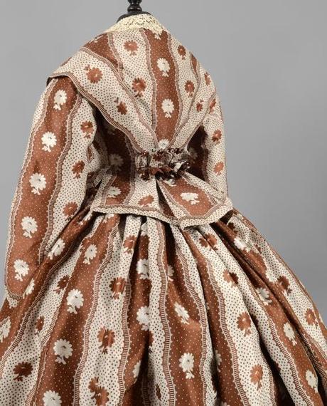 Vente d’étoffes, papiers peints, costumes et haute-couture Robe vers 1855