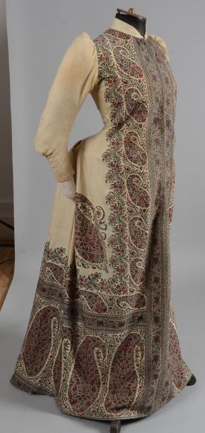 Vente d’étoffes, papiers peints, costumes et haute-couture Visite dans un châle cachemire vers 1890