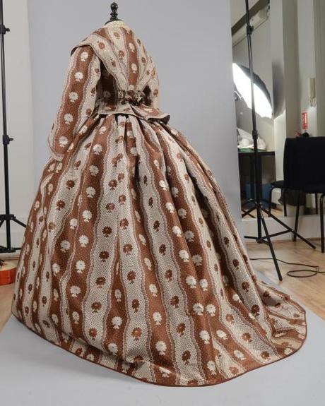 Vente d’étoffes, papiers peints, costumes et haute-couture Robe vers 1855