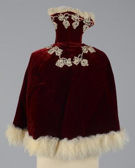 Vente d’étoffes, papiers peints, costumes et haute-couture Collet à col Médicis, vers 1900
