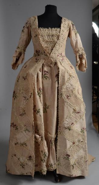 Vente d’étoffes, papiers peints, costumes et haute-couture Robe à la française pouvant se relever en Polonaise, milieu du XVIIIe siècle