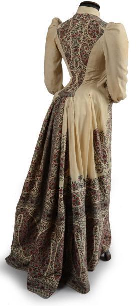 Vente d’étoffes, papiers peints, costumes et haute-couture Visite dans un châle cachemire vers 1890