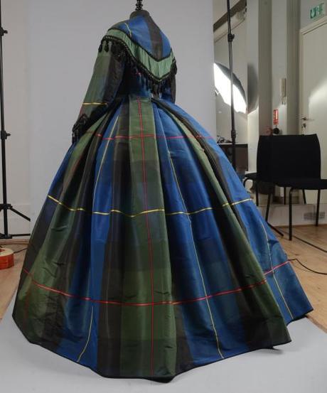 Vente d’étoffes, papiers peints, costumes et haute-couture Robe d'après-midi, vers 1860