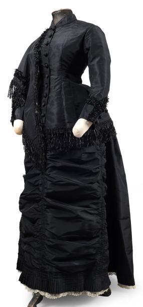 Vente d’étoffes, papiers peints, costumes et haute-couture Robe vers 1885