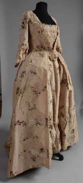 Vente d’étoffes, papiers peints, costumes et haute-couture Robe à la française pouvant se relever en Polonaise, milieu du XVIIIe siècle