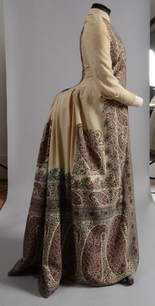 Vente d’étoffes, papiers peints, costumes et haute-couture Visite dans un châle cachemire vers 1890