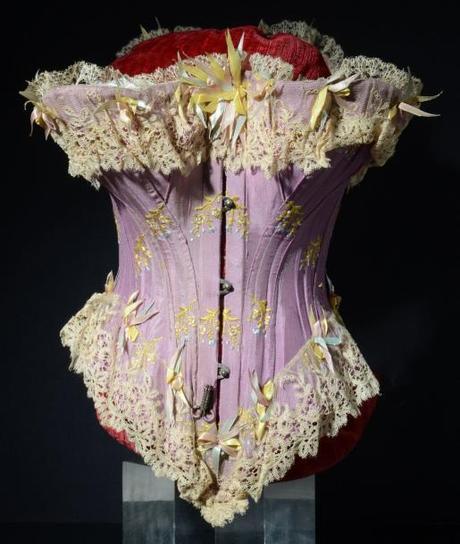 Vente d’étoffes, papiers peints, costumes et haute-couture Corset, dernier tiers du XIXème siècle