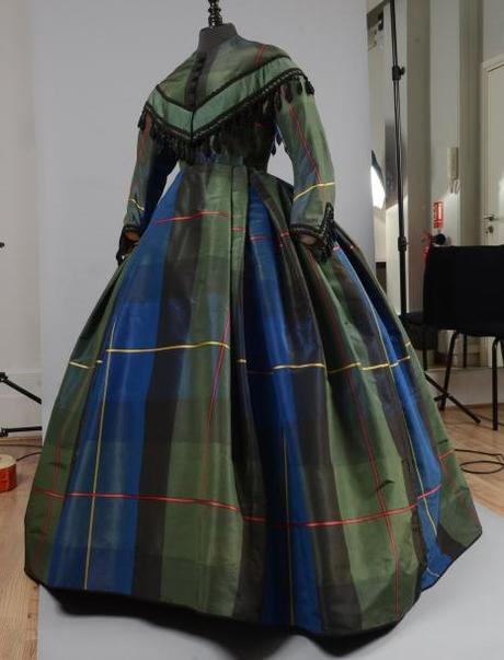 Vente d’étoffes, papiers peints, costumes et haute-couture Robe d'après-midi, vers 1860