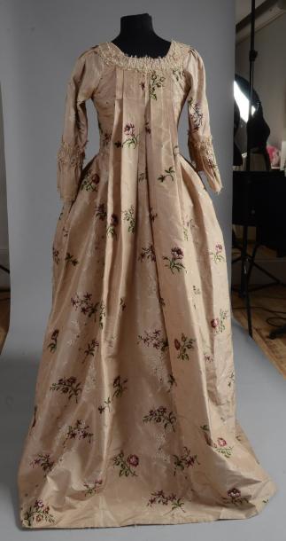 Vente d’étoffes, papiers peints, costumes et haute-couture Robe à la française pouvant se relever en Polonaise, milieu du XVIIIe siècle
