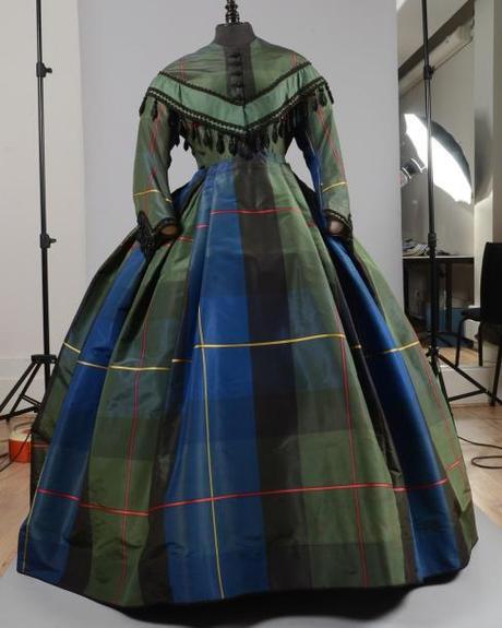 Vente d’étoffes, papiers peints, costumes et haute-couture Robe d'après-midi, vers 1860