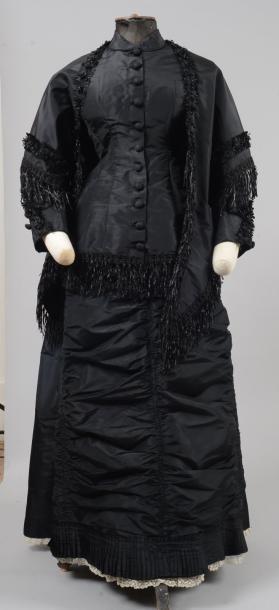 Vente d’étoffes, papiers peints, costumes et haute-couture Robe vers 1885