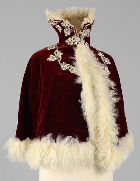 Vente d’étoffes, papiers peints, costumes et haute-couture Collet à col Médicis, vers 1900