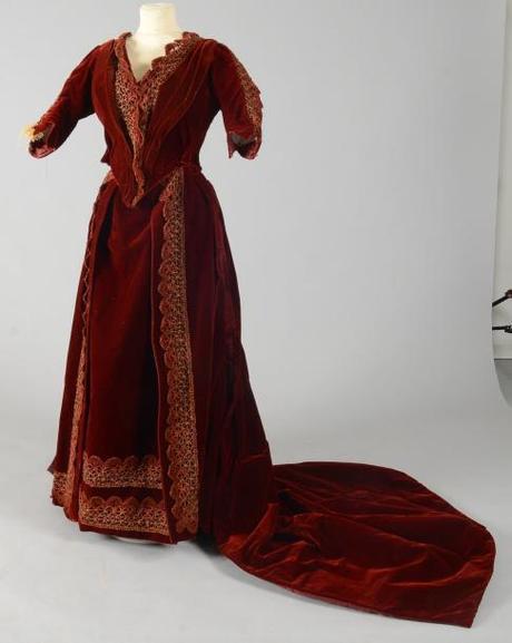 Vente d’étoffes, papiers peints, costumes et haute-couture Robe de bal, vers 1880