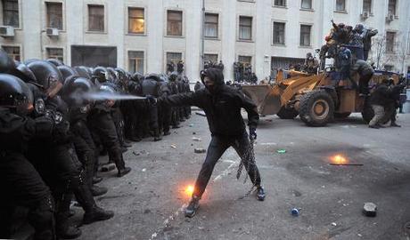 UKRAINE. Vidéo+photos: l’Occident parle de révolution, entendez émeutes et coup d’Etat