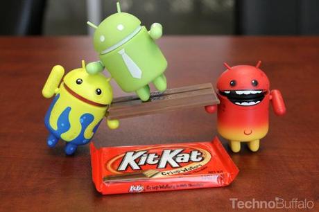 Android-KitKat-Yellow-Red-and-Green-Mascots-KitKat-Bridge