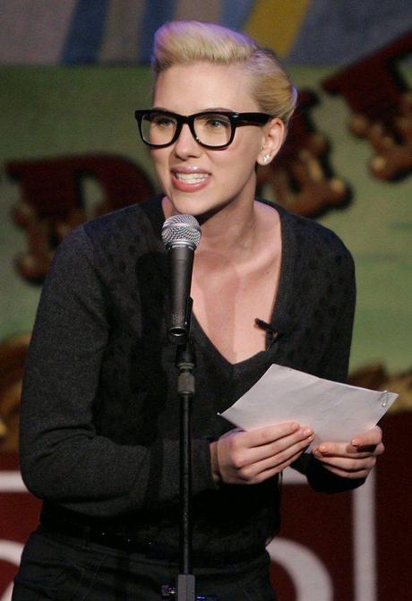 Lunettes: que portent les stars ? scarlett-johansson-lunettes