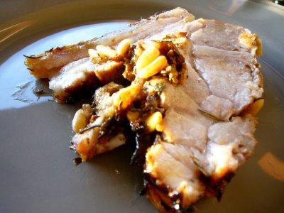 longe de porc farcie aux pignons et aux herbes