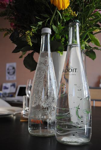 Une jolie déco de table avec les bouteilles personnalisée MyEvian Une jolie déco de table avec les bouteilles personnalisée MyEvian